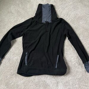 Black sweatshirt with front pocket and adjustable neck